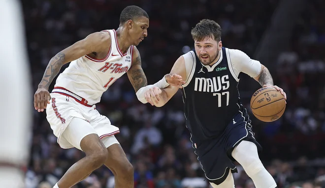 Luka Dončič je brez težav opravil tudi z Jabarijem Smithom (levo), ki je dosegel 28 točk. Foto Troy Taormina/USA Today Sports