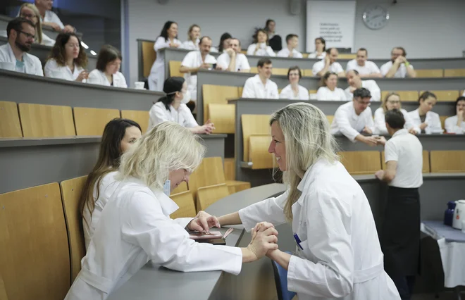 V štiriletnem projektu, ki ga sestavlja pet vsebinskih delovnih paketov, med drugim izobražujejo zaposlene v zdravstvu in socialnem varstvu. FOTO: Jože Suhadolnik/Delo