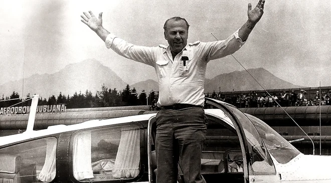 Jože Udovč, slovenski rojak iz ZDA, rojen v Dobrniču na Dolenjskem, je s športnim enomotornim letalom Bonanza poletel iz Nape v Kaliforniji in 19. junija 1988, 13 dni po vzletu, pristal na ljubljanskem letališču. FOTO: Janez Zrnec/Delo