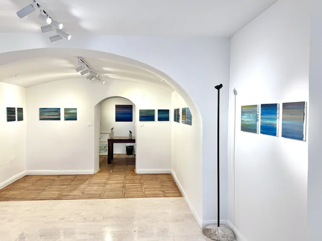 Galerija Mulec v lokalu, kjer so nekoč prodajali obutev in zatem slaščice, je namenjena občasnim razstavam, ki jih spremlja še stalna ponudba del avtorjev, s katerimi sodeluje galerist. FOTO: Galerija Mulec