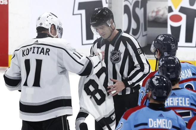 Kopitar je pred tekmo poklonil dres Los Angelesa sodniku, ki je sodil zadnjo tekmo v ligi NHL. FOTO: James Carey Lauder/Reuters