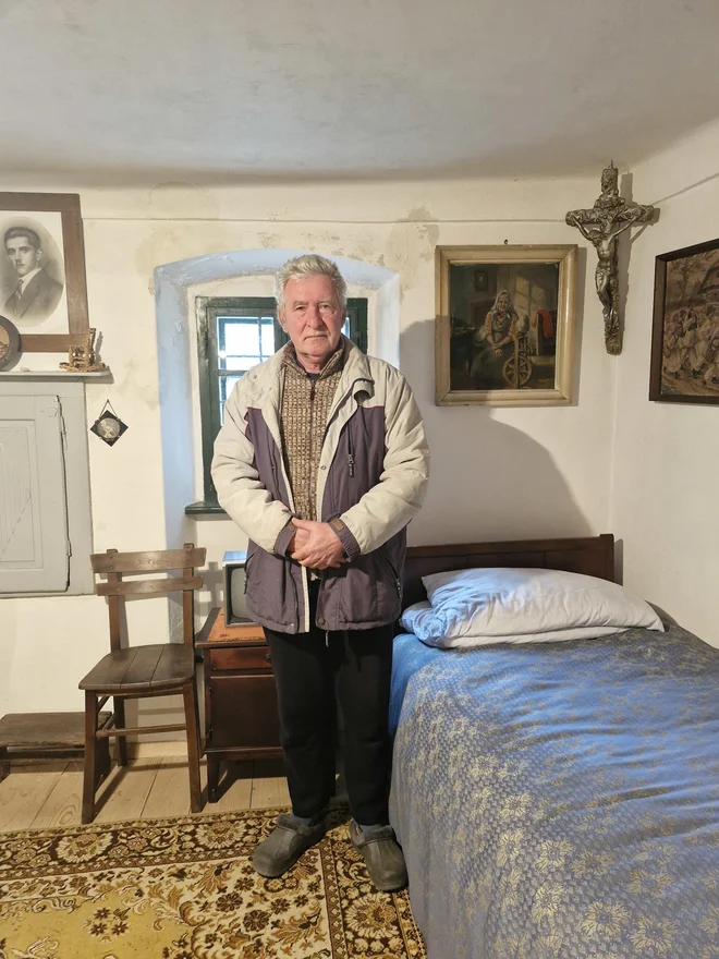 Pravnuk Marjane Feltrin, ta je upodobljena na sliki zadaj desno, v notranjosti domačije. FOTO: Beti Burger