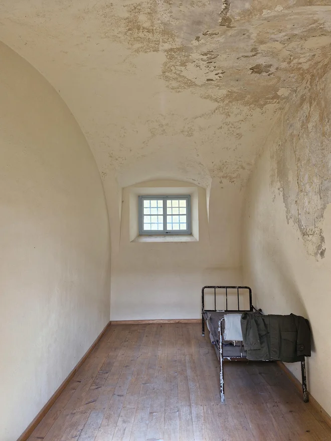 V celicah je prikazano delo sodišča, gradivo iz sodniške in notarske pisarne, verjetno najbolj zanimiva pa je tudi čisto prava zaporniška celica, kamor so nekoč zapirali obsojence. FOTO: Beti Burger