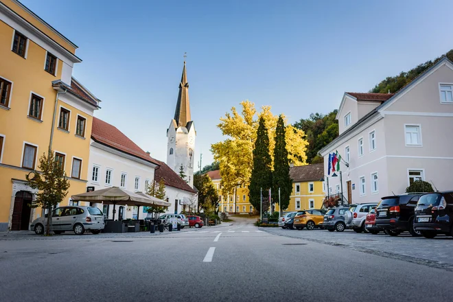 Trg Kozje z župnijsko cerkvijo. Historični trški del je razglašen in varovan kot spomenik naselbinske kulture. FOTO: arhiv občine Kozje