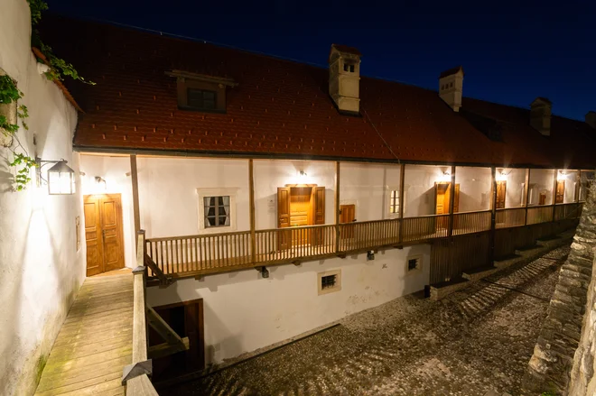 Na gradu so tudi luksuzni apartmaji, kjer obiskovalec lahko doživi polno grajsko izkušnjo. FOTO: arhiv Gradu Podsreda