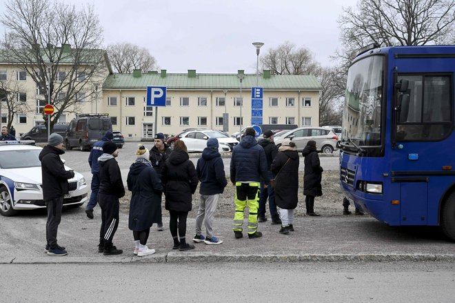 Policija je pred šolo mirila družine osnovnošolcev iz šole, kjer se je zgodil tragični dogodek. FOTO: Markku Ulander/AFP