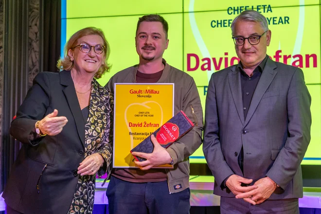 David Žefran iz kranjskogorske Milke zbira nagrade kot značke. Intrigantna osebnost in garač je. Nagrado sta mu podelila direktorica Gault &amp; Millau Slovenija Mira Šemić ter minister za gospodarstvo, turizem in šport Matjaž Han. FOTO: Voranc Vogel