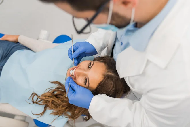 Biološko zobozdravstvo predstavlja harmonijo med napredno dentalno medicino in sodobnimi principi zdravljenja. FOTO: Depositphotos