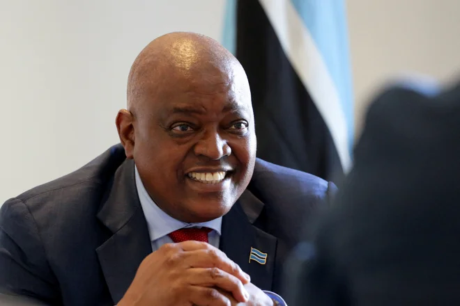 Predsednik Bocvane Mokgweetsi Masisi ima za Nemce prav posebno darilo. FOTO: Shelley Christians/Reuters