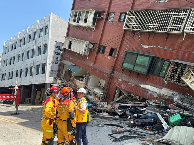 Gasilci ob poškodovani stavbi. FOTO: Taiwan National Fire Agency via Reuters