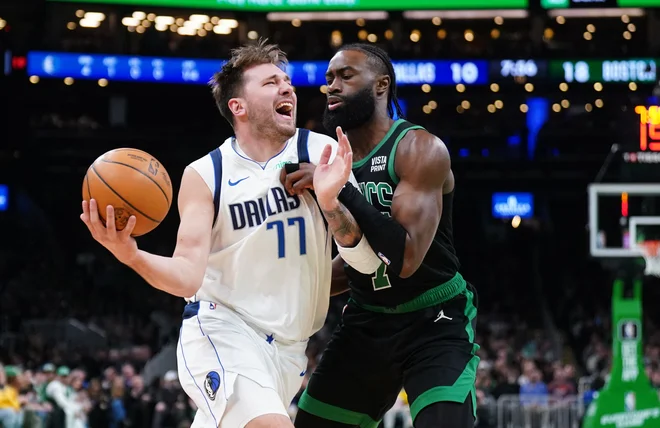 Dončić in Jaylen Brown - bodoči in aktualni rekorder v dvoboju. FOTO: David Butler/Reuters