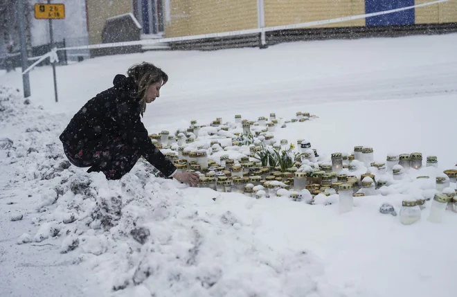 Pred šolo, kjer je 12-letnik streljal na vrstnike, so someščani  na dan žalovanja prižigali sveče. FOTO: Alessandro Rampazzo/AFP