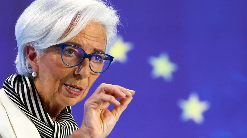 Fotografija: S tem ko se evrska inflacija umirja, se veča manevrski prostor za obrestno ukrepanje ECB, ki jo vodi Christine Lagarde. FOTO: Kai Pfaffenbach/Reuters