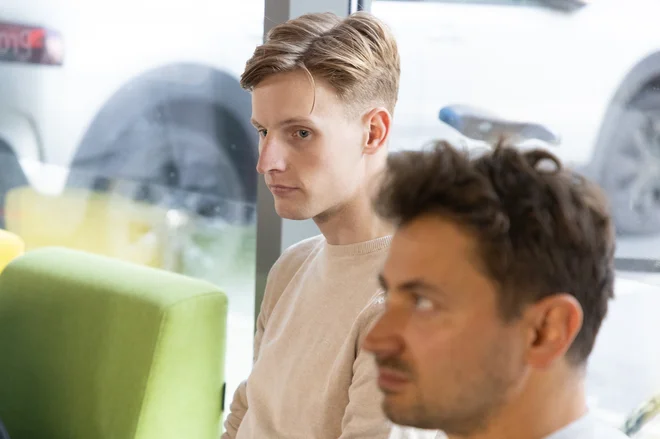 Lovro Kos je na sprejemu, ki mu ga je pripravilo osebno sponzorsko podjetje, predstavil tudi svojo blagovno znamko. Del sredstev od prodaje izdelkov bo namenjenih društvu Junaki tretjega nadstropja. FOTO: Voranc Vogel