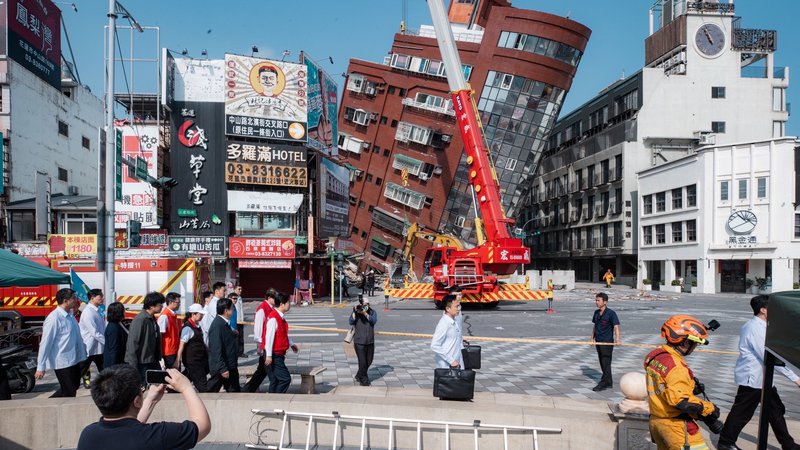Fotografija: Posledice potresa si je v Hualienu ogledal tudi Lai Ching-te, ki bo čez poldrugi mesec prevzel položaj tajvanskega predsednika. FOTO: Reuters