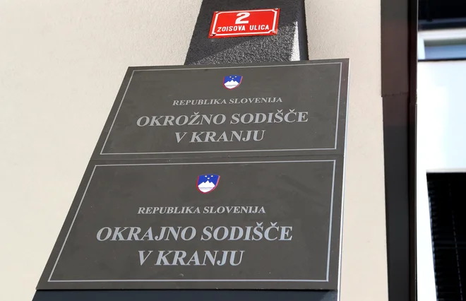 Kranjska okrožna sodnica Nina Prosen je 22. marca obtožencu za enajst kaznivih dejanj, za katera je bil seštevek kazni 40 let in šest mesecev, med njimi pa prevladujejo kazniva dejanja zoper spolno nedotakljivost, po poročanju Gorenjskega glasu v celoti sledila tožilstvu in torej izrekla najvišjo možno kazen. FOTO: Dejan Javornik/Slovenske novice