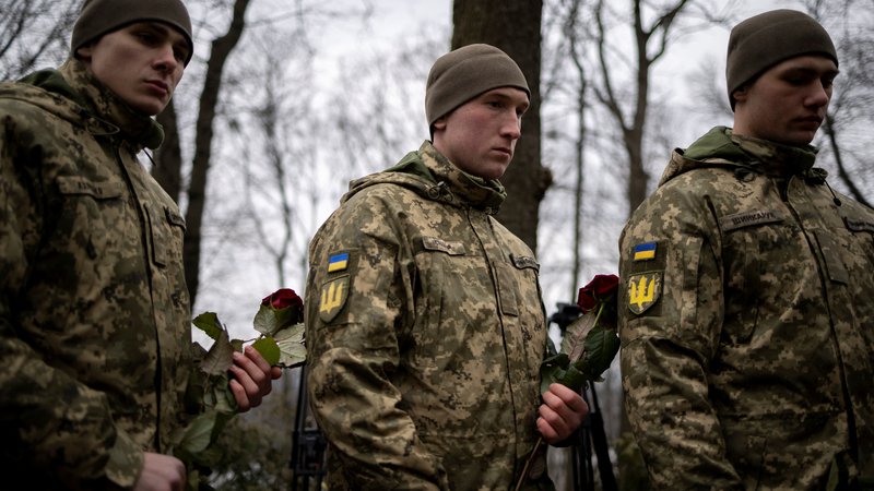 Fotografija: Ukrajini poleg zahodnega orožja primanjkuje tudi branilcev, zato je predsednik države v torek podpisal zakon, s katerim so starost mobilizirancev znižali s 27 na 25 let. Foto Thomas Peter/Reuters