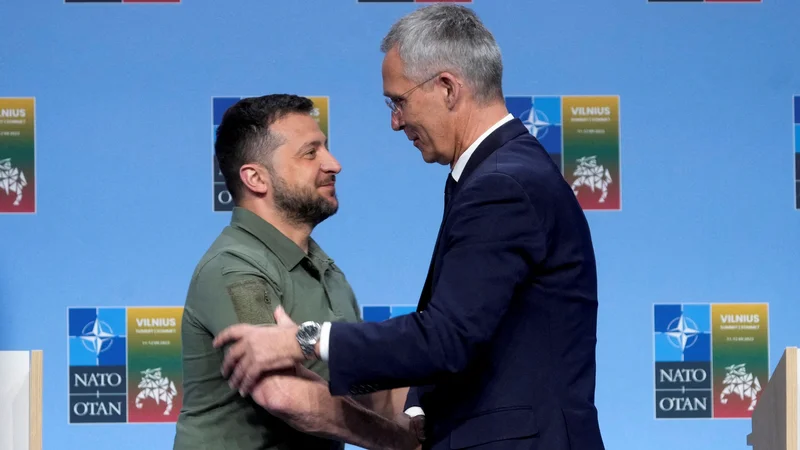 Ukrajinski predsednik Volodimir Zelenski in generalni sekretar Nata Jens Stoltenberg med lanskim vrhom voditeljev zavezništva v Vilni FOTO: Ints Kalnins/Reuters