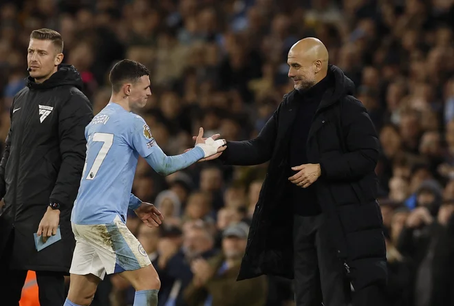 Phil Foden je zabil tri gole Aston Villi in si prislužil čestitke trenerja Pepa Guardiole. Foto Jason Cairnduff/ Reuters