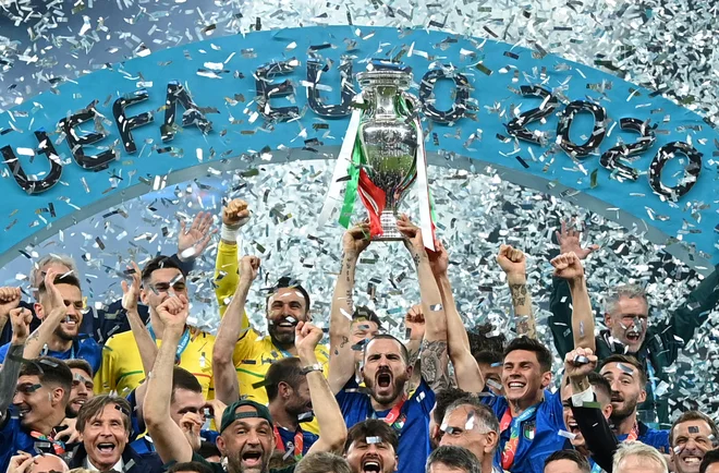 Italijanski nogometaši so se zadnji veselili evropskega naslova. V finalu so na Wembleyju premagali Anglijo po streljanju enajstmetrovk. Foto Michael Regan/Reuters