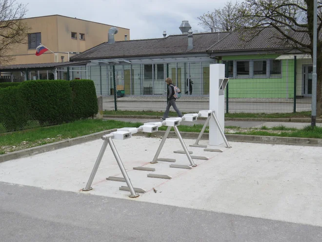 Postajališče za izposojo koles pred vrtcem Palček na Viru je že nared, sistem pa bo zaživel 19. aprila. FOTO: Bojan Rajšek/Delo
