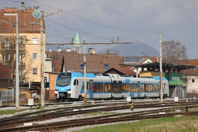 Tovorni vlaki morajo doseči 100, potniški vlaki pa 160 kilometrov na uro. FOTO: Dejan Javornik