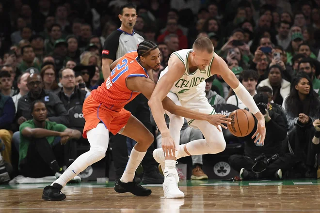 Kristaps Porzingis (desno) je prispeval največ točk k tokratni zmagi Bostona. FOTO: Bob Dechiara/Usa Today Sports