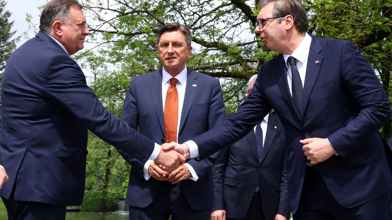 Fotografija: Navkljub trudu Slovenije, tudi pod vodstvom Boruta Pahorja, da bi Srbijo čimprej pripeljala v EU, se Srbija pod Aleksandrom Vučićem (desno)  vse bolj odmika z evropske poti, pri tem mu izdatno pomaga pro ruski vodja Republike Srbske Milorad Dodik (levo).   Foto Borut Zivulovic Reuters