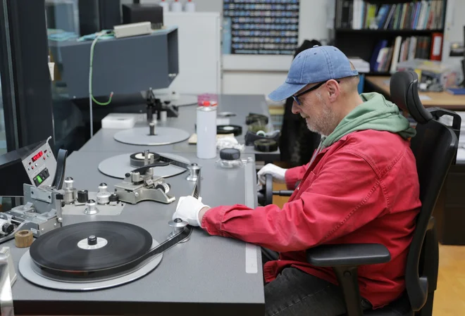 Restavriranje filma Ples v dežju režiserja Boštjana Hladnika v laboratoriju Slovenske kinoteke. FOTO: Jože Suhadolnik