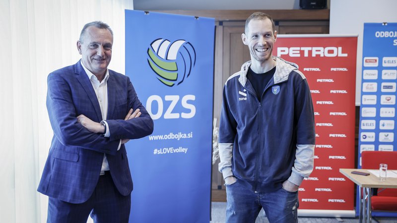 Fotografija: Predsednik OZS Metod Ropret in reprezentančni kapetan Tine Urnaut sta razumljivo nasmejana, olimpijske igre so za ovinkom. FOTO: Jože Suhadolnik