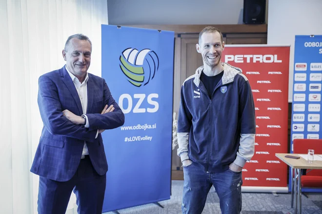 Predsednik OZS Metod Ropret in reprezentančni kapetan Tine Urnaut sta razumljivo nasmejana, olimpijske igre so za ovinkom. FOTO: Jože Suhadolnik