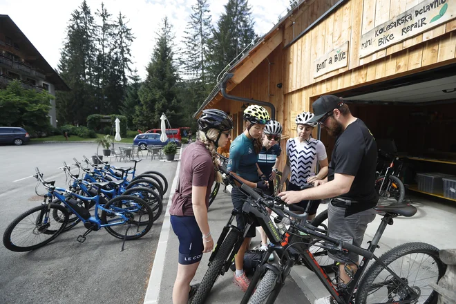 Tudi evropski poslanci vedo, da ima Slovenija najboljše kolesarje in čakajo vabilo k nam. FOTO: Leon Vidic/Delo