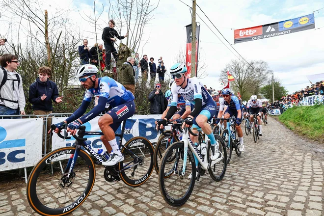 Matej Mohorič (v sredini) konec tedna ne bo tekmoval. FOTO: David Pintens/AFP