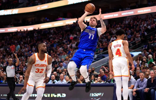 V prvi četrtini dvoboja proti Atlanti je Luka Dončić še dremal, potem pa je le ogrel ročico, da je dosegel zanj povprečnih 25 točk. FOTO: Ron Jenkins/Getty Images Via Afp
