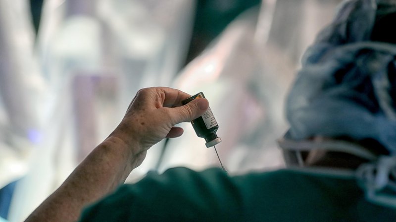Fotografija: Operacija s kirurkim robotom v Kliničnem centru Ljubljana - glavni kirurg Simon Hawlina. FOTO: Blaž Samec