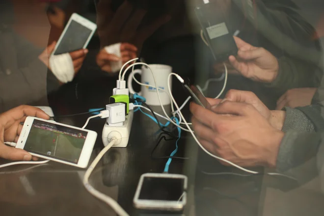 Izreden preboj digitalnih tehnologij že obremenjuje rabo energije; veliki računalniški centri za shranjevanje podatkov – »v oblakih«, na primer – so izredno potratni z energijo. FOTO: Jure Eržen