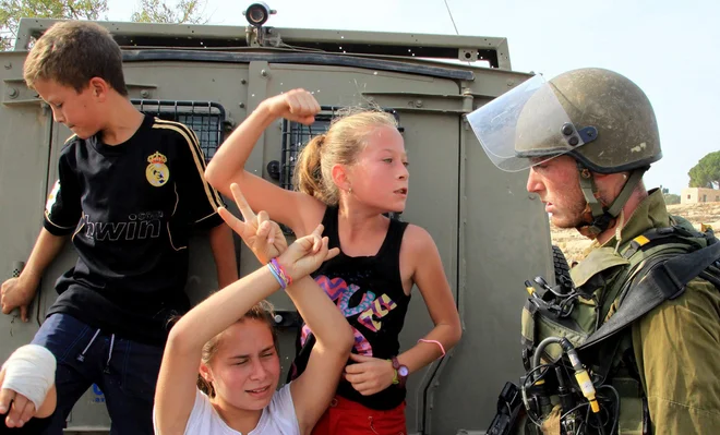 Palestinsko aktivistko in pisateljico Ahed Tamimi so novembra lani aretirali, mučili, brez razloga priprli in po več tednih izpustili. Na fotografiji iz leta 2012 je stara enajst let. FOTO: Qais Abusamra/Anadolu Agency/Getty Images