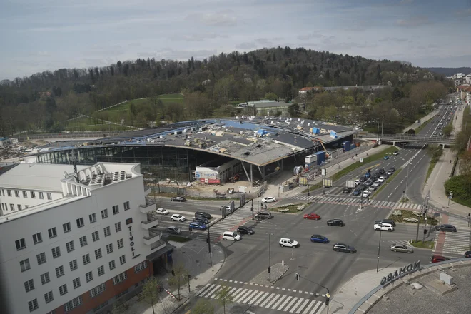 Športni center Ilirija, ki naj bi ga odprli poleti, je ocenjen na 65,2 milijona evrov. FOTO: Leon Vidic/Delo