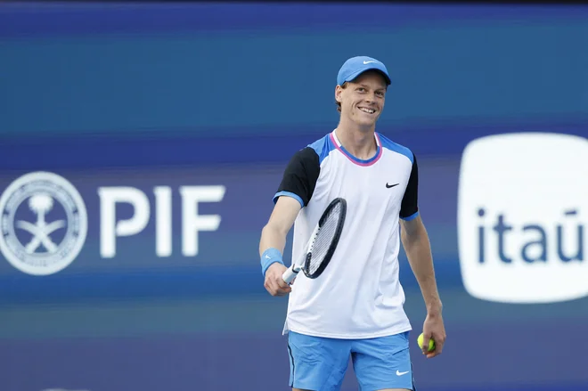 Jannik Sinner je po odličnem začetku sezone lahko pogosto upravičeno nasmejan. FOTO: Geoff Burke/Reuters