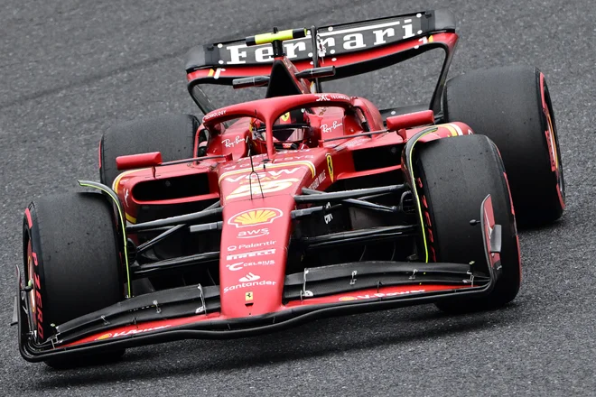 Carlos Sainz pričakuje težko delo na nedeljski veliki nagradi Japonske. FOTO: Philip Fong/AFP