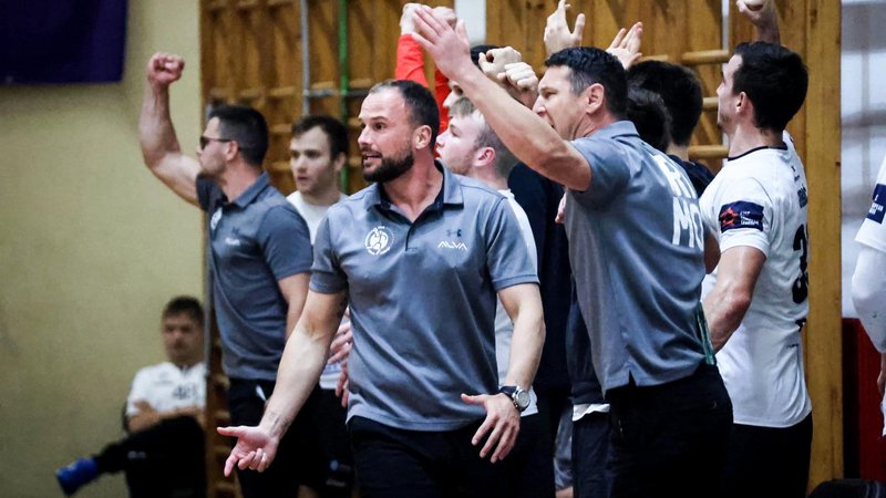 Fotografija: Uroš Zorman se je z igralci veselil uvrstitve v finale. FOTO: RK Trimo