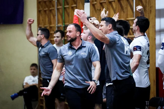 Uroš Zorman se je z igralci veselil uvrstitve v finale. FOTO: RK Trimo