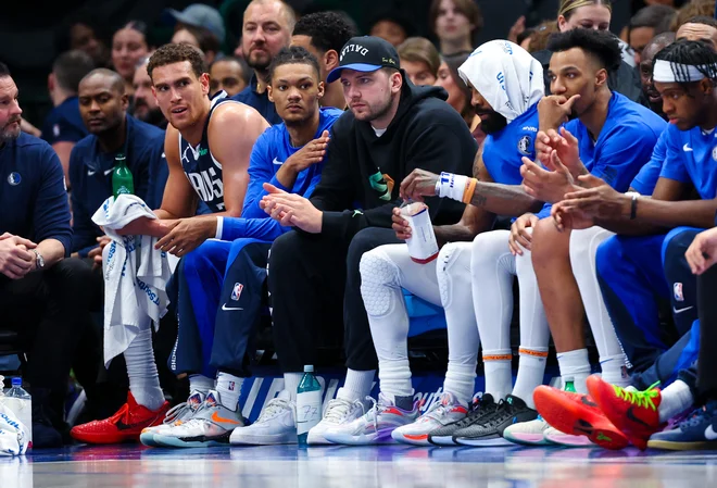 Luka Dončić je tekmo gledal s klopi. FOTO: Kevin Jairaj/Reuters