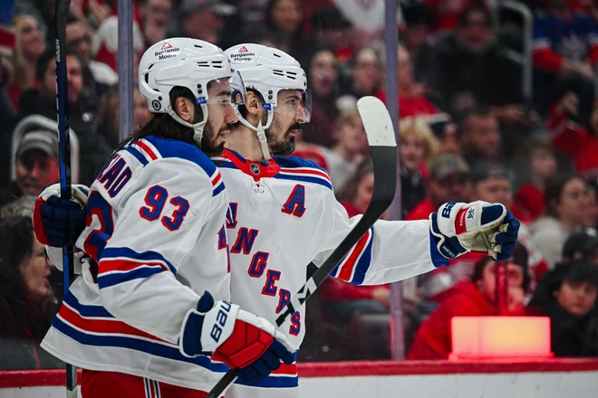Takole sta se veselila gola New Yorka Chris Kreider (20) in Mika Zibanejad (93). FOTO: Tim Fuller/Reuters