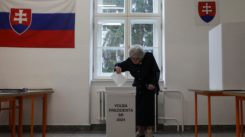 Fotografija: Volivka oddaja svoj glas. FOTO: Eva Korinkova/Reuters