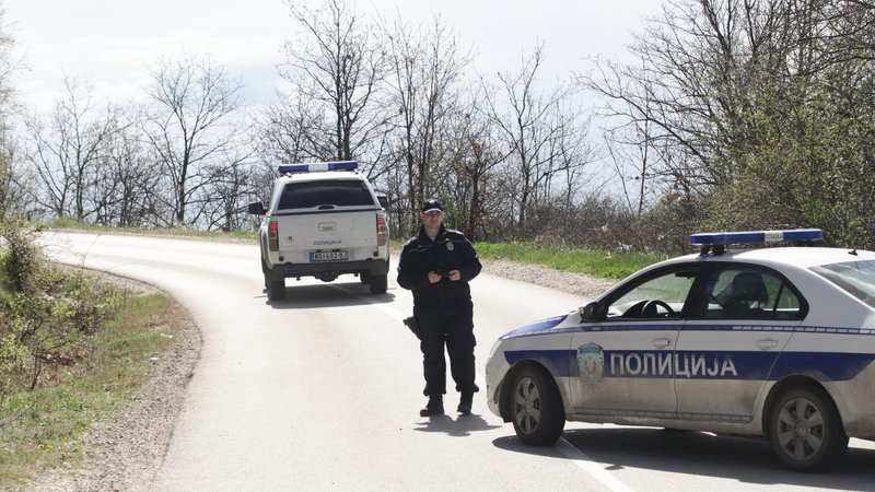 Fotografija: Policisti preiskujejo območje deponije. FOTO: Pixsell