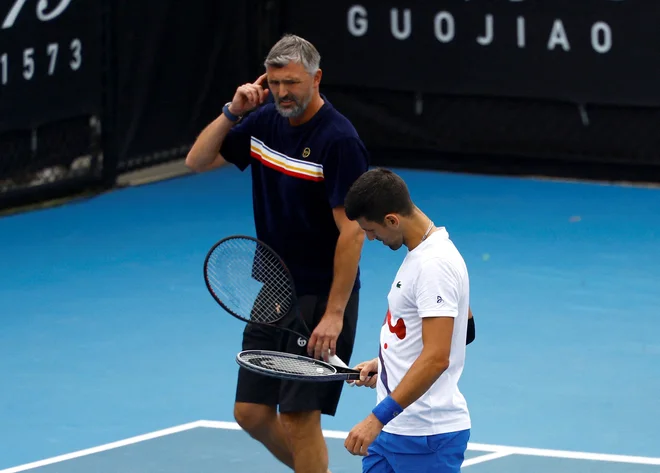 Goran Ivanišević in Novak Đoković. FOTO: Issei Kato/Reuters