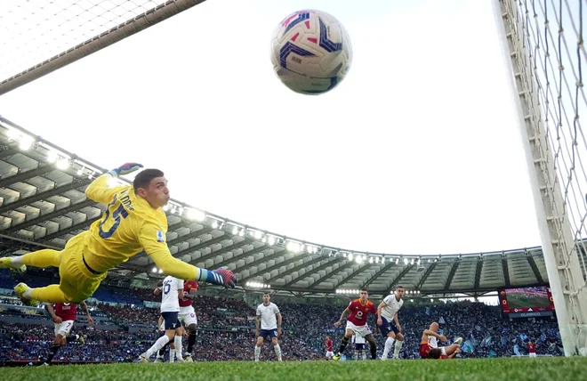 Gianluca Mancini (v sredini) je z zadetkom Romi prinesel zmago v mestnem derbiju. FOTO: Alberto Lingria/Reuters