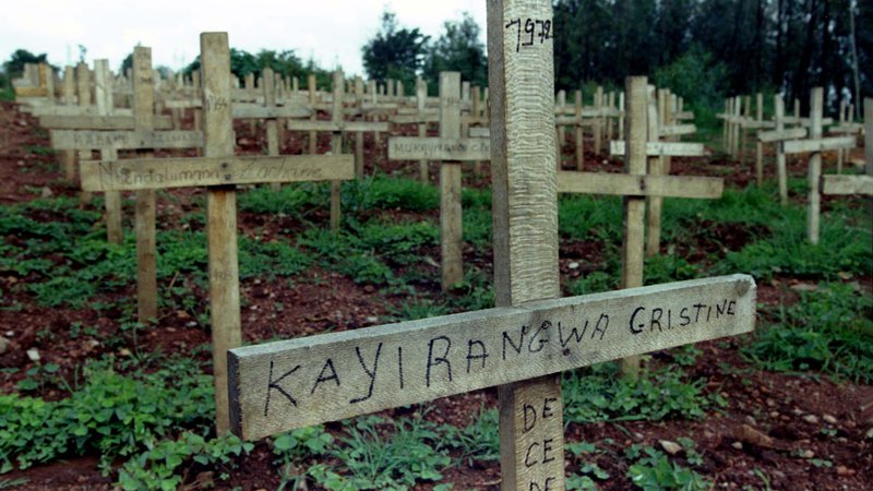 Fotografija: Po navedbah ruandskih oblasti je na stotine osumljencev za genocid še vedno na prostosti. Državi jih je bilo doslej izročenih le 28, množična grobišča na ruandskem ozemlju pa vznikajo še danes. FOTO: Reuters