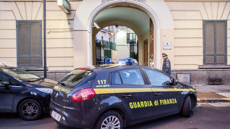 Fotografija: Pri prijetih so italijanski financarji s pomočjo policije odkrili več luksuznih stanovanj, zlato, kriptomonete, nakit, pa tudi več luksuznih avtomobilov, denimo nekaj lamborghinijev. FOTO: Paolo Manzo/Nurphoto/AFP